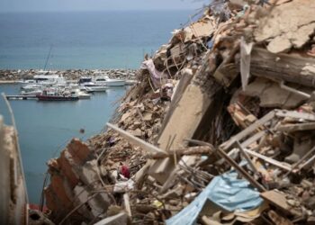 Escombros de edificios destruidos por los terremotos, en La Guaira. Foto: Ronald Peña R./ EFE.