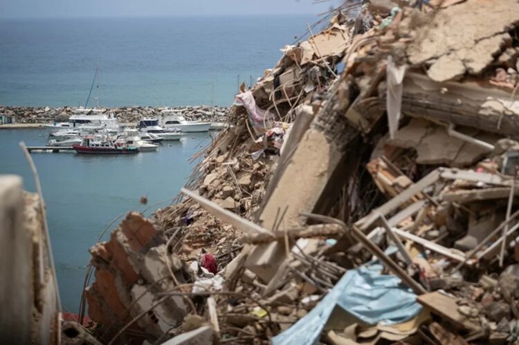 Escombros de edificios destruidos por los terremotos, en La Guaira. Foto: Ronald Peña R./ EFE.