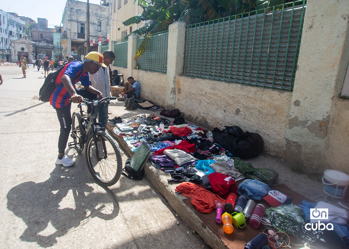 Puestos de venta callejera en La Habana. Foto: Otmaro Rodríguez