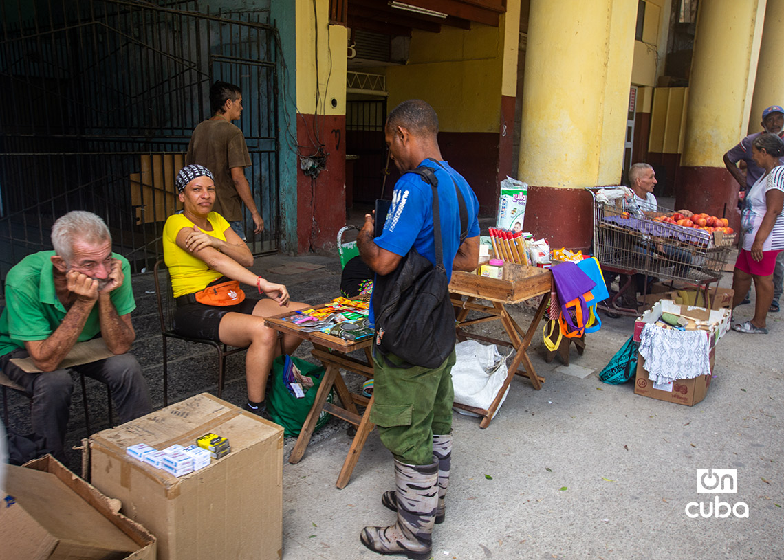 Vendedores en las calles de La Habana. Foto: Otmaro Rodríguez.