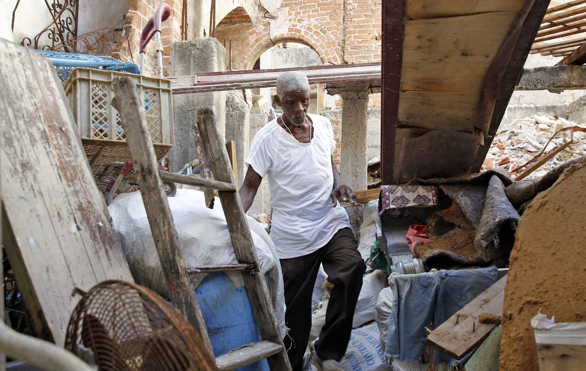 Rolando Din caminando entre los escombros de su casa en La Habana. Foto: Ernesto Mastrascusa / EFE.