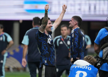 Lionel Messi de Argentina celebra el triunfo este miércoles, al final del partido del Mundial de la FIFA 2026 entre Inglaterra y Argentina en el estadio Mercedes-Benz en Atlanta. Foto: Octavio Guzmán/EFE.