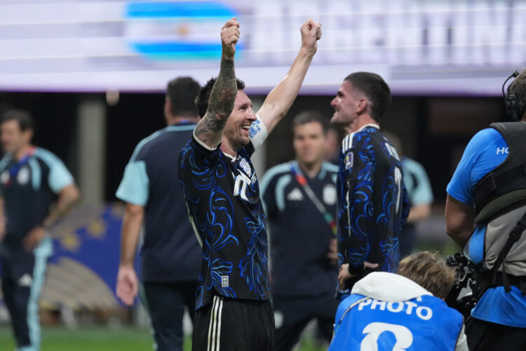 Lionel Messi de Argentina celebra el triunfo este miércoles, al final del partido del Mundial de la FIFA 2026 entre Inglaterra y Argentina en el estadio Mercedes-Benz en Atlanta. Foto: Octavio Guzmán/EFE.