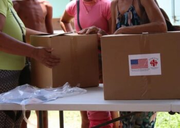 Entrega de ayuda humanitaria de EE.UU. por Cáritas Habana en Alquízar. Foto: Cáritas Cuba.