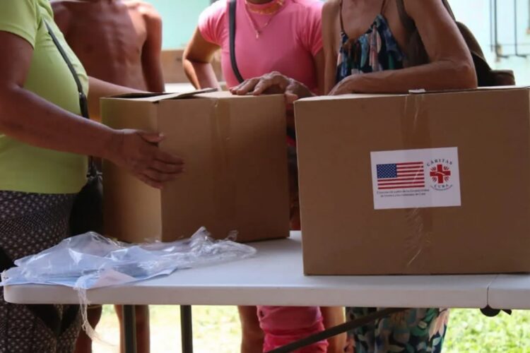 Entrega de ayuda humanitaria de EE.UU. por Cáritas Habana en Alquízar. Foto: Cáritas Cuba.