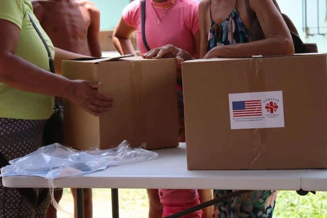 Entrega de ayuda humanitaria de EE.UU. por Cáritas Habana en Alquízar. Foto: Cáritas Cuba.
