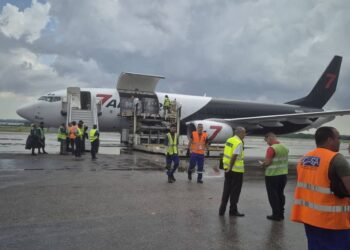 Llegada al aeropuerto de La Habana del primer envío de la nueva ayuda humanitaria de EE.UU., valorada en 100 millones de dólares. Foto: caritascuba.org