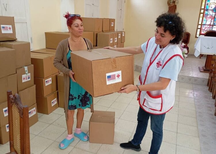 Entrega de ayuda de EE.UU. por Cáritas Cuba a damnificados por el huracán Melissa en el oriente cubano. Foto: Tomada del perfil de Facebook de Cáritas Cuba.