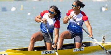 La salida de Yisnolis López (detrás) rompería la principal dupla del canotaje cubano, que ella ha venido conformando en los últimos años junto a la estelar Yarisleidis Cirilo (delante). Foto: Planet Canoe / Facebook / Archivo.
