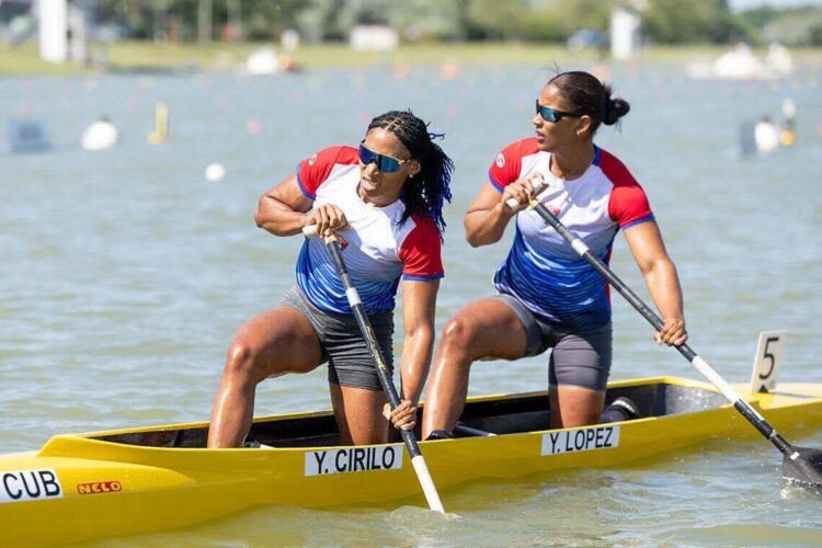 La salida de Yisnolis López (detrás) rompería la principal dupla del canotaje cubano, que ella ha venido conformando en los últimos años junto a la estelar Yarisleidis Cirilo (delante). Foto: Planet Canoe / Facebook / Archivo.