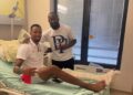 El voleibolista cubano Javier Concepción (en cama) junto a su compañero de equipo Yonder García, tras ser hospitalizado en Francia por sufrir una grave lesión en un partido de la Liga de Naciones. Foto: @er_volley / X.