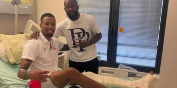 El voleibolista cubano Javier Concepción (en cama) junto a su compañero de equipo Yonder García, tras ser hospitalizado en Francia por sufrir una grave lesión en un partido de la Liga de Naciones. Foto: @er_volley / X.