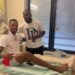 El voleibolista cubano Javier Concepción (en cama) junto a su compañero de equipo Yonder García, tras ser hospitalizado en Francia por sufrir una grave lesión en un partido de la Liga de Naciones. Foto: @er_volley / X.