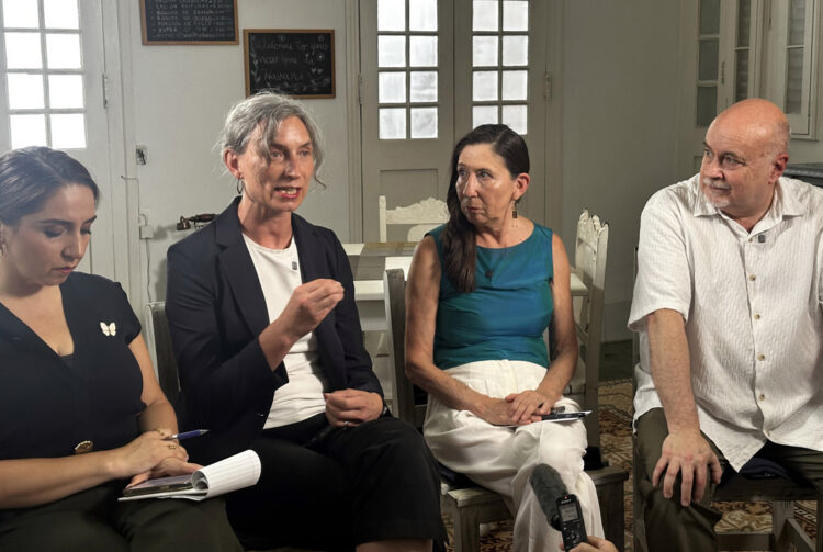 De izquierda a derecha, los congresistas demócratas de EE.UU. Delia Catalina Ramírez, Maxine Dexter, Teresa Leger Fernández y Mark Pocan durante un encuentro con periodistas en La Habana. Foto: Claudia Dupeiron / EFE.