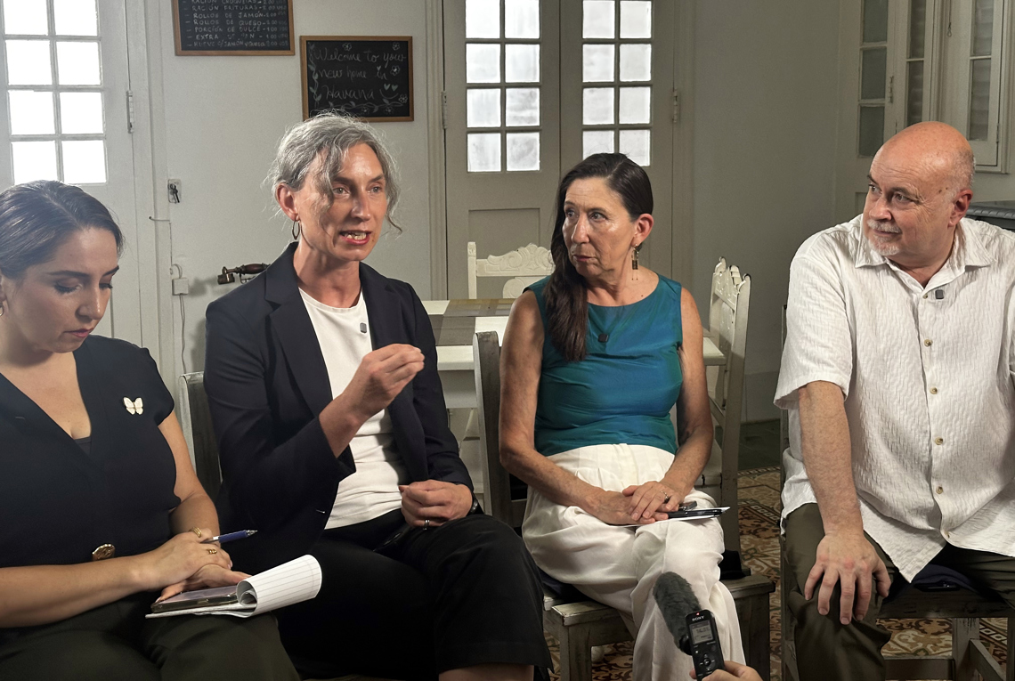 De izquierda a derecha, los congresistas demócratas de EE.UU. Delia Catalina Ramírez, Maxine Dexter, Teresa Leger Fernández y Mark Pocan durante un encuentro con periodistas en La Habana. Foto: Claudia Dupeiron / EFE.