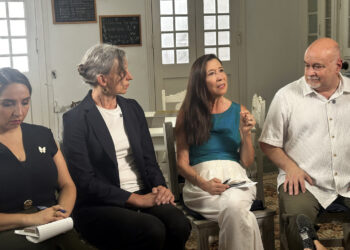 De izquierda a derecha, los congresistas demócratas de EE.UU. Delia Catalina Ramírez, Maxine Dexter, Teresa Leger Fernández y Mark Pocan durante un encuentro con periodistas en La Habana. Foto: Claudia Dupeiron / EFE.