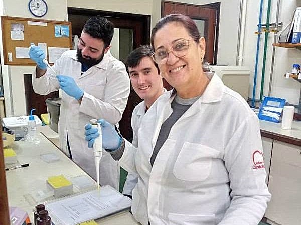 La colaboración con la Universidad Federal Río Grande del Sur, de Brasil, permite además analizar citocinas inflamatorias, marcadores más específicos que Cuba no puede procesar de forma independiente. Foto: Escambray.