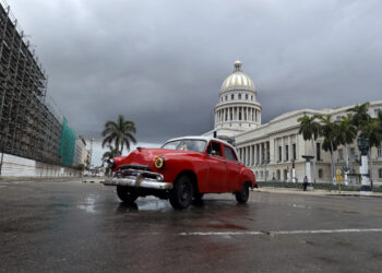 Vehículo, en La Habana. Foto: Ernesto Mastrascusa/EFE.