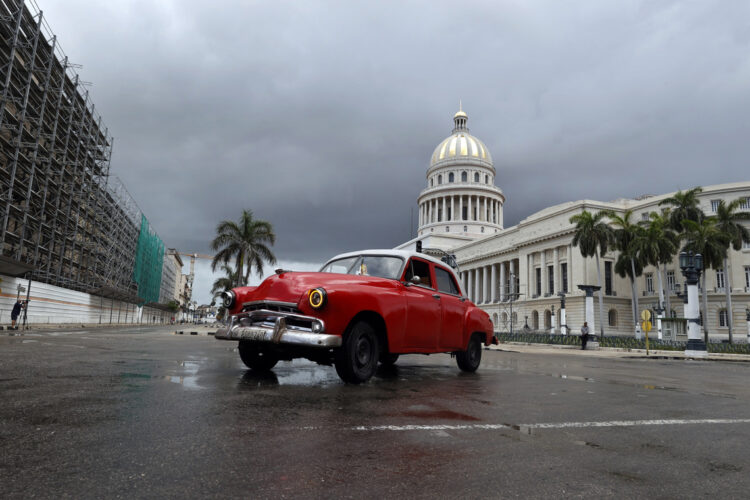 Vehículo, en La Habana. Foto: Ernesto Mastrascusa/EFE.