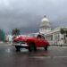 Vehículo, en La Habana. Foto: Ernesto Mastrascusa/EFE.