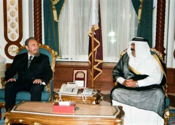 El entonces emir de Qatar, el jeque Hamad bin Khalifa Al Thani, junto a Fidel Castro, durante una visita del ya fallecido gobernante cubano al país árabe en 2001. Foto: Radio Rebelde / Archivo.