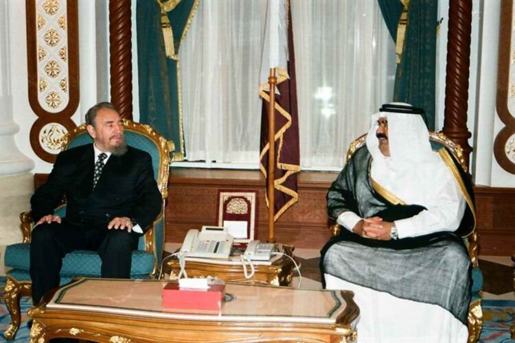 El entonces emir de Qatar, el jeque Hamad bin Khalifa Al Thani, junto a Fidel Castro, durante una visita del ya fallecido gobernante cubano al país árabe en 2001. Foto: Radio Rebelde / Archivo.