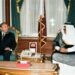 El entonces emir de Qatar, el jeque Hamad bin Khalifa Al Thani, junto a Fidel Castro, durante una visita del ya fallecido gobernante cubano al país árabe en 2001. Foto: Radio Rebelde / Archivo.