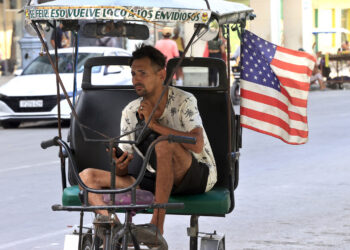 Una persona espera por clientes en su bicitaxi el 02 de julio de 2026 en La Habana. Foto: Ernesto Mastrascusa/EFE.