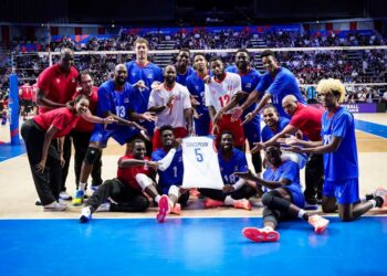 Los jugadores de Cuba celebran su triunfo ante Canadá, que les garantizó la permanencia en la edición de la Liga de Naciones de 2027. Foto: Tomada del perfil de Facebook de JIT Deporte Cubano.