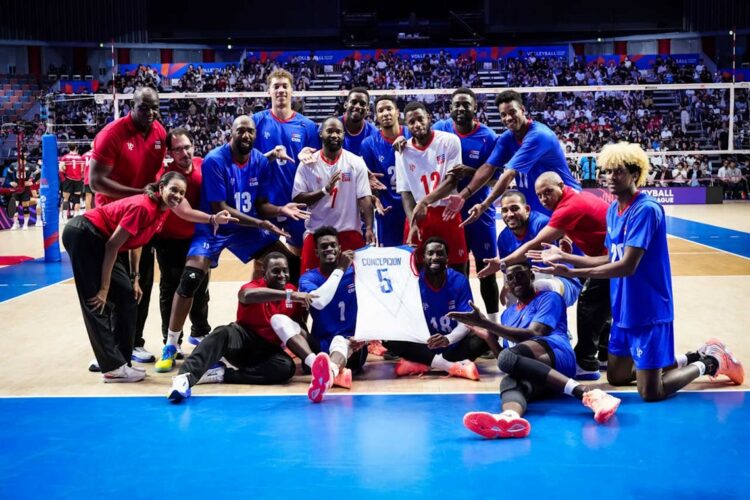 Los jugadores de Cuba celebran su triunfo ante Canadá, que les garantizó la permanencia en la edición de la Liga de Naciones de 2027. Foto: Tomada del perfil de Facebook de JIT Deporte Cubano.