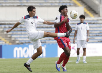El haitiano Ramy Fabilus (d) disputa el balón con el cubano José Pérez durante el partido correspondiente al grupo A del Campeonato Sub-20 de la Concacaf. Foto: Hilda Ríos / EFE.