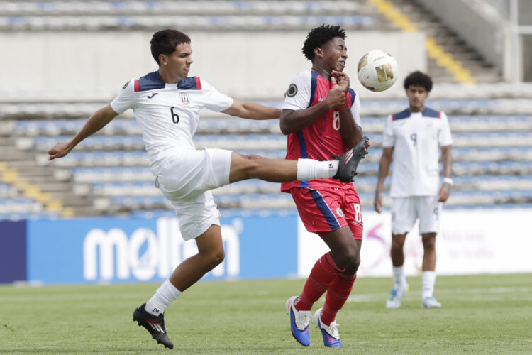 El haitiano Ramy Fabilus (d) disputa el balón con el cubano José Pérez durante el partido correspondiente al grupo A del Campeonato Sub-20 de la Concacaf. Foto: Hilda Ríos / EFE.