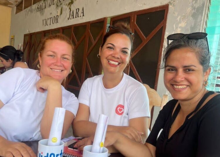 Emprendedoras de Cuidarte con Amor. Celia del Carmen Hernández (al centro en la foto), fundadora de esta SRL en Holguín, defiende los derechos y la integridad de sus trabajadoras frente a actitudes machistas y resistencias del entorno. Foto: Tomada de su Facebook.