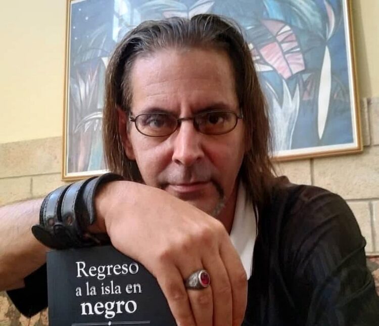 El escritor cubano Álex Padrón. Foto: Facebook del autor.