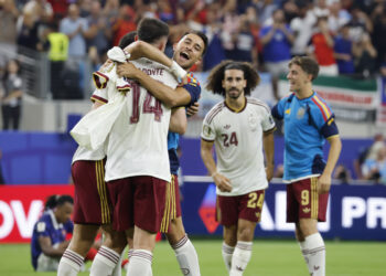 Jugadores de España celebran tras ganar a Francia el partido de semifinales del Mundial 2026, en Dallas, EE.UU. Foto: Lavandeira Jr. / EFE.