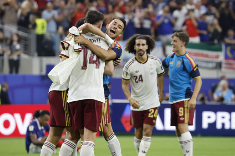Jugadores de España celebran tras ganar a Francia el partido de semifinales del Mundial 2026, en Dallas, EE.UU. Foto: Lavandeira Jr. / EFE.