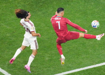 Cristiano Ronaldo (d) disputa el balón con Marc Cucurella en su último partido con Portugal en Mundiales. Foto: Kenneth Fernández/EFE