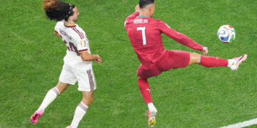 Cristiano Ronaldo (d) disputa el balón con Marc Cucurella en su último partido con Portugal en Mundiales. Foto: Kenneth Fernández / EFE.