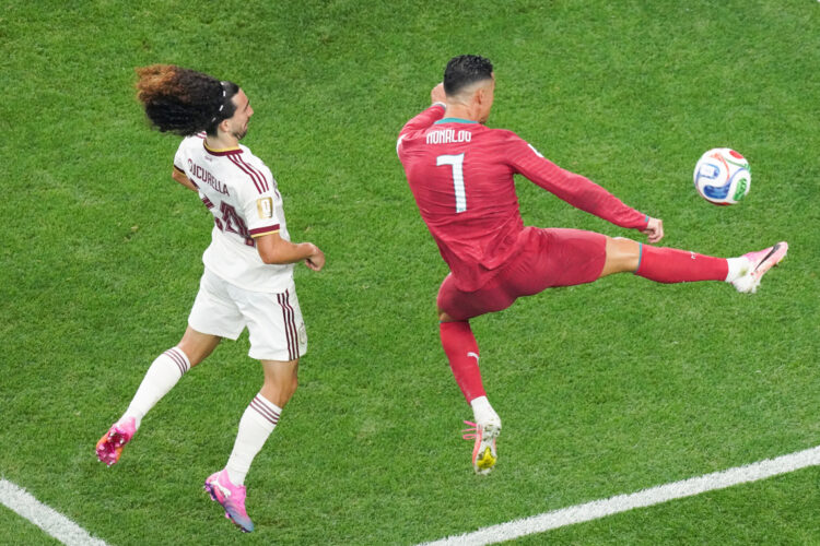 Cristiano Ronaldo (d) disputa el balón con Marc Cucurella en su último partido con Portugal en Mundiales. Foto: Kenneth Fernández / EFE.