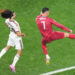Cristiano Ronaldo (d) disputa el balón con Marc Cucurella en su último partido con Portugal en Mundiales. Foto: Kenneth Fernández/EFE
