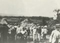 Escena de la caravana de civiles obligados a dejar la ciudad. Foto: Archivo del autor.