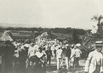 Escena de la caravana de civiles obligados a dejar la ciudad. Foto: Archivo del autor.