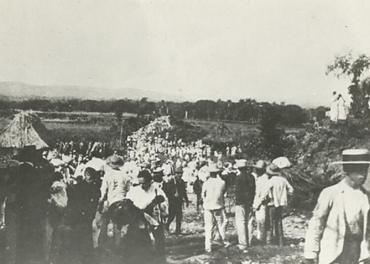 Escena de la caravana de civiles obligados a dejar la ciudad. Foto: Archivo del autor.
