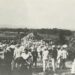 Escena de la caravana de civiles obligados a dejar la ciudad. Foto: Archivo del autor.