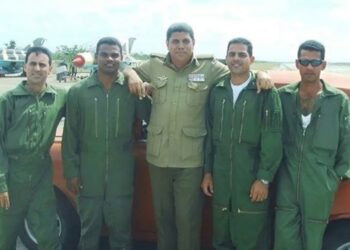 Imagen de archivo del expiloto militar cubano Luis Raúl González-Pardo Rodríguez (centro), junto a otros militares de la isla. Foto: Tomada de las redes sociales / Archivo.