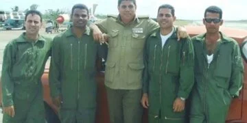 Imagen de archivo del expiloto militar cubano Luis Raúl González-Pardo Rodríguez (centro), junto a otros militares de la isla. Foto: Tomada de las redes sociales / Archivo.
