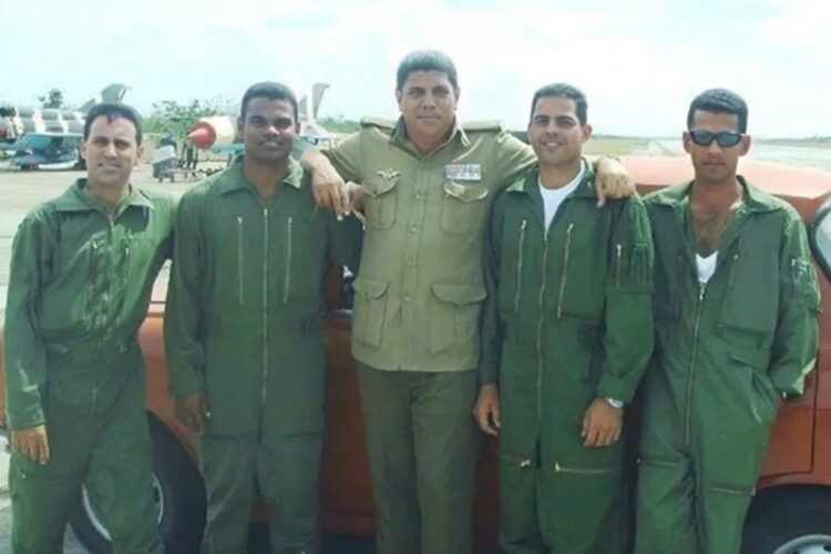 Imagen de archivo del expiloto militar cubano Luis Raúl González-Pardo Rodríguez (centro), junto a otros militares de la isla. Foto: Tomada de las redes sociales / Archivo.