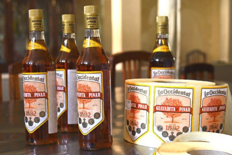 Botellas de la célebre Guayabita del Pinar. Foto: Omara García Mederos / ACN.