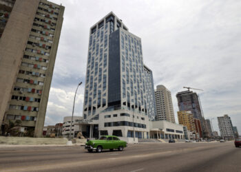 Imagen de archivo del hotel Grand Aston Habana en la zona del malecón habanero, poco antes de la retirada de la compañía indonesia Archipelago International de Cuba como resultado de las medidas de la Administración Trump. Foto: Ernesto Mastrascusa / EFE / Archivo.