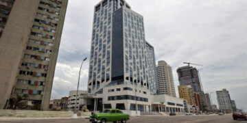 Imagen de archivo del hotel Grand Aston Habana en la zona del malecón habanero, poco antes de la retirada de la compañía indonesia Archipelago International de Cuba como resultado de las medidas de la Administración Trump. Foto: Ernesto Mastrascusa / EFE / Archivo.